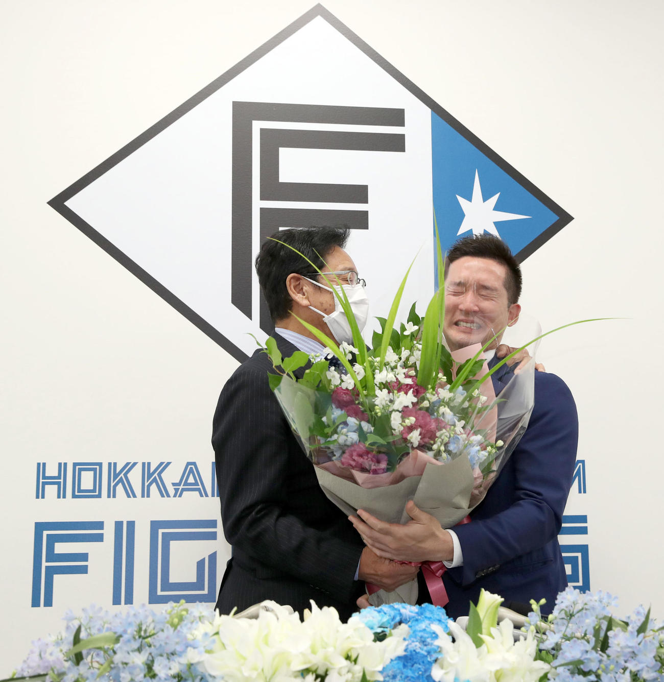 侍ジャパン栗山監督（左）から花束が贈られ涙する杉谷（撮影・佐藤翔太）