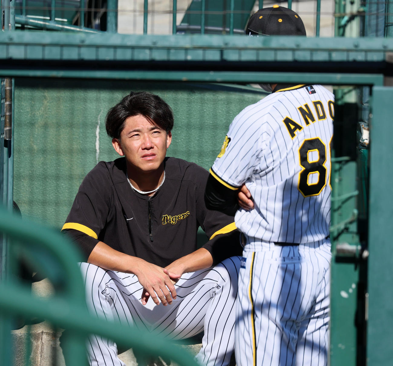 安藤コーチと話し込む伊藤将（撮影・加藤哉）