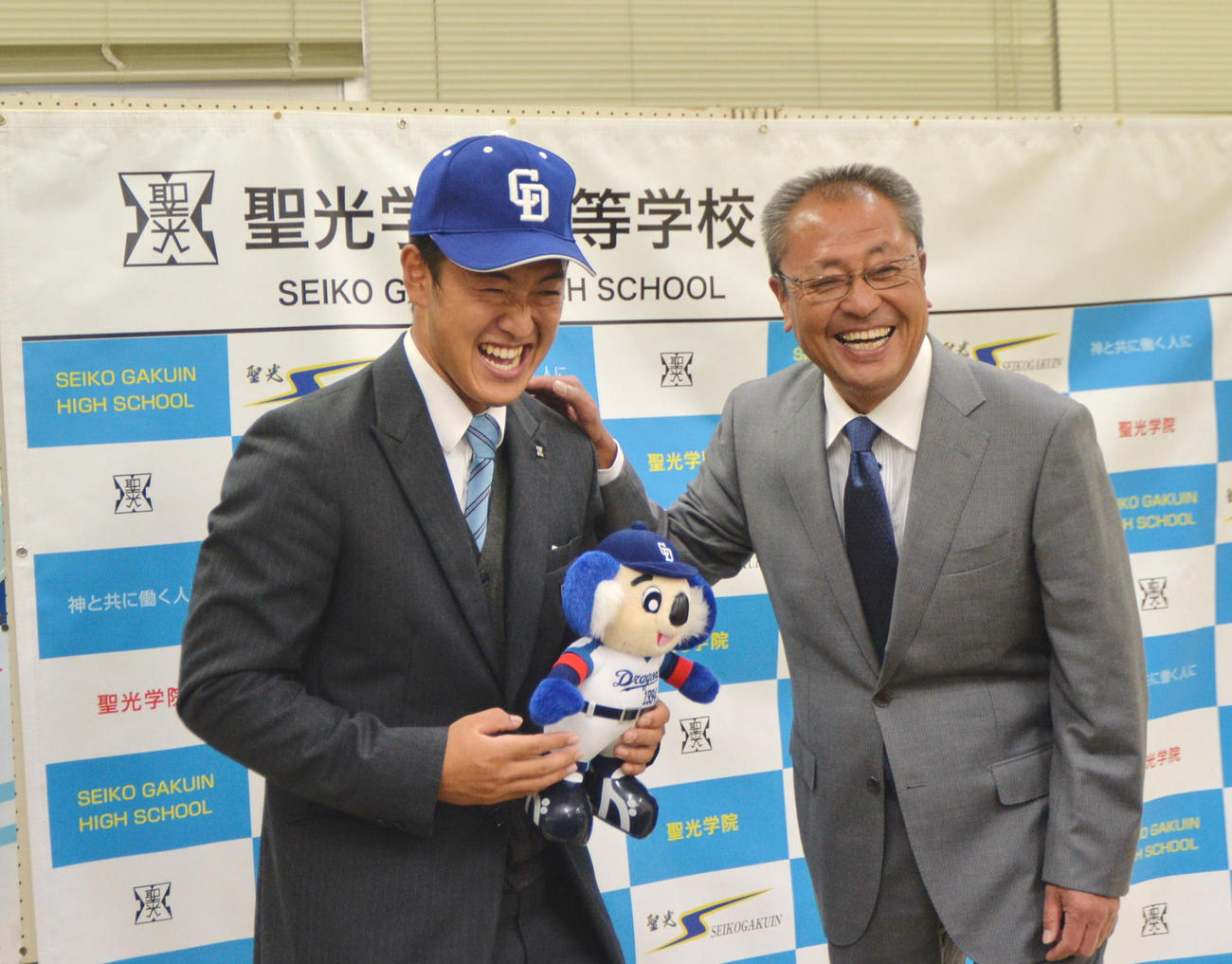 20日、中日に4位指名を受け喜ぶ聖光学院・山浅（左）と斎藤監督