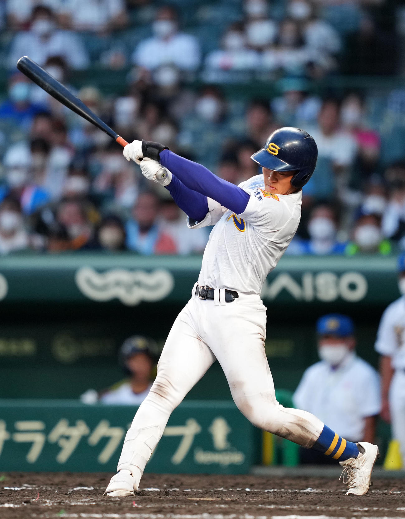 夏の甲子園準々決勝の九州学院戦で適時打を放つ聖光学院・山浅龍之介