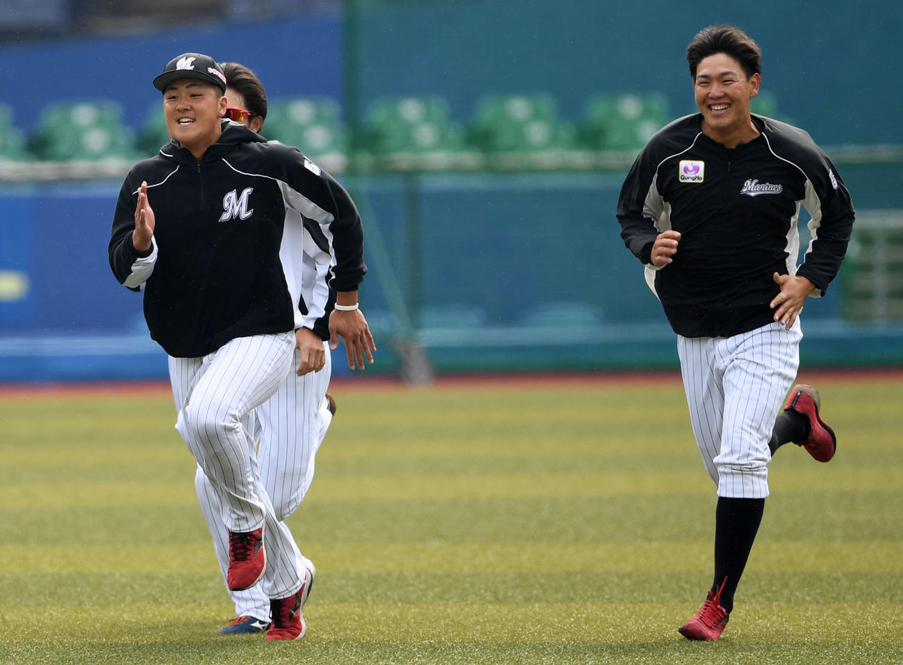 笑顔でダッシュをするロッテ山口（左）と安田（2020年3月27日撮影）