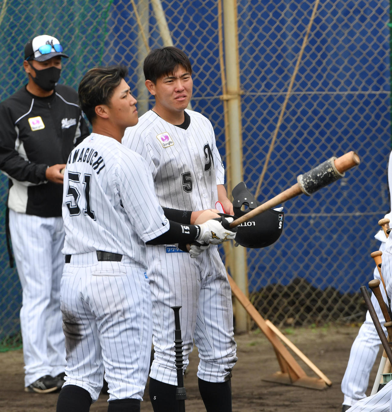 ロッテ山口航輝（左）と安田尚憲（2022年2月11日撮影）