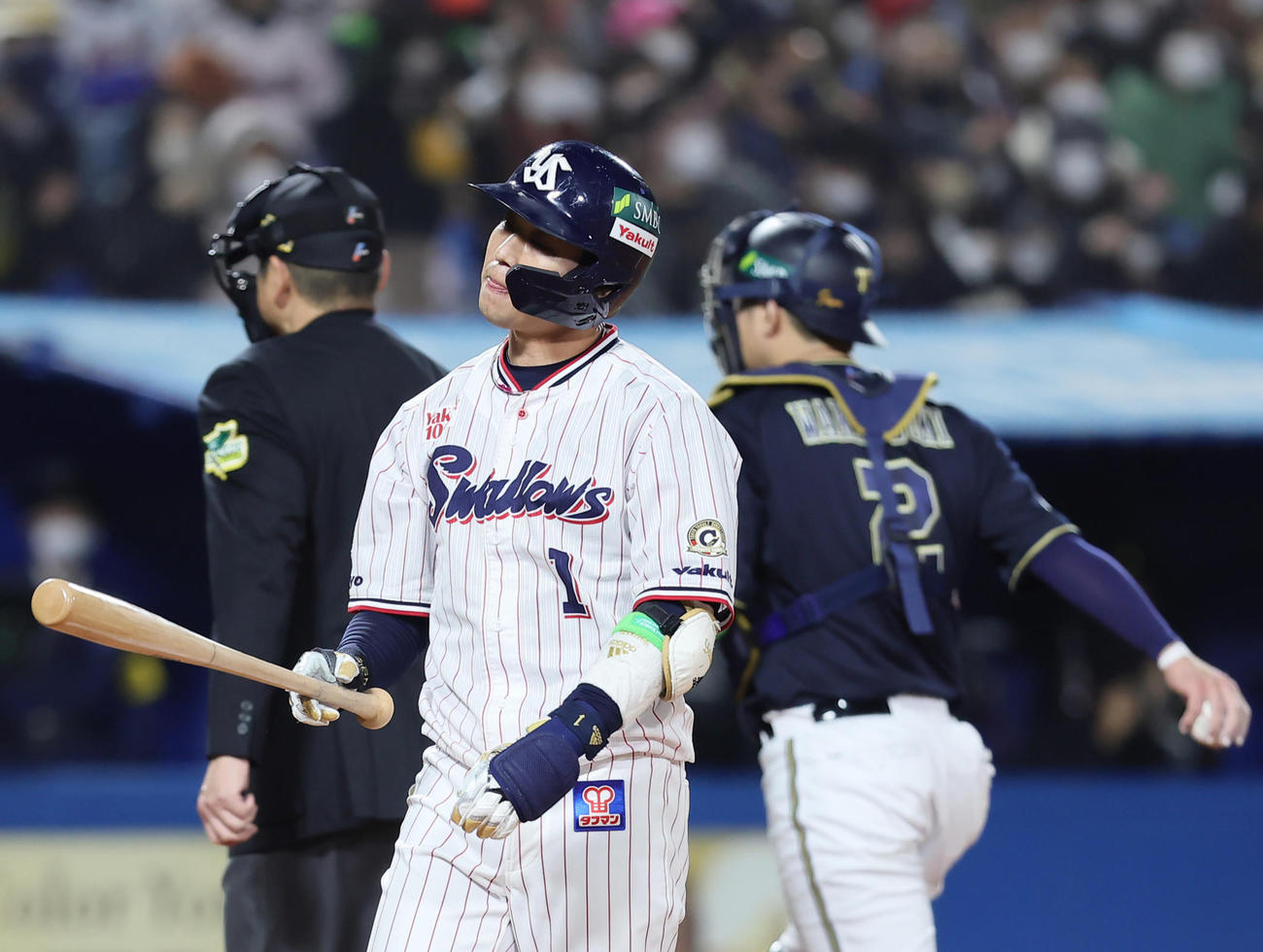 空振り三振に倒れ首をひねるヤクルト山田哲人（2022年10月22日撮影・足立雅史）