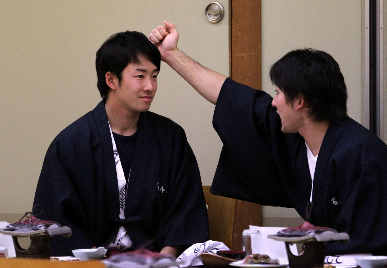 宴会開始前、杉谷拳士（右）と宴会芸の予行練習を行う日本ハム斎藤佑樹（2011年12月5日撮影）