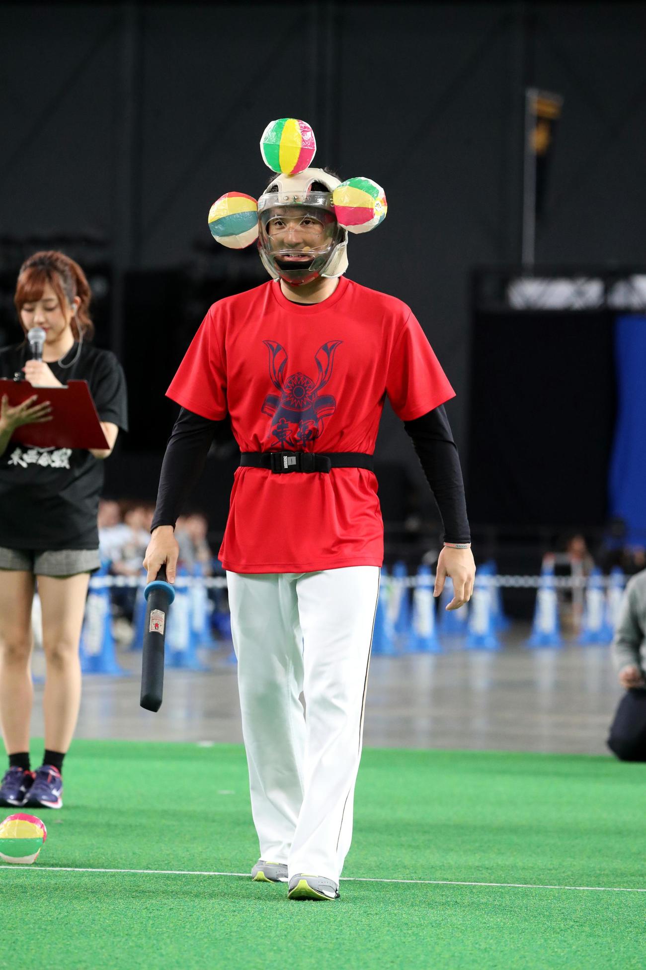 札幌ドームで行われたファンフェスティバルで中田との決戦に向かう杉谷（17年11月26日撮影）
