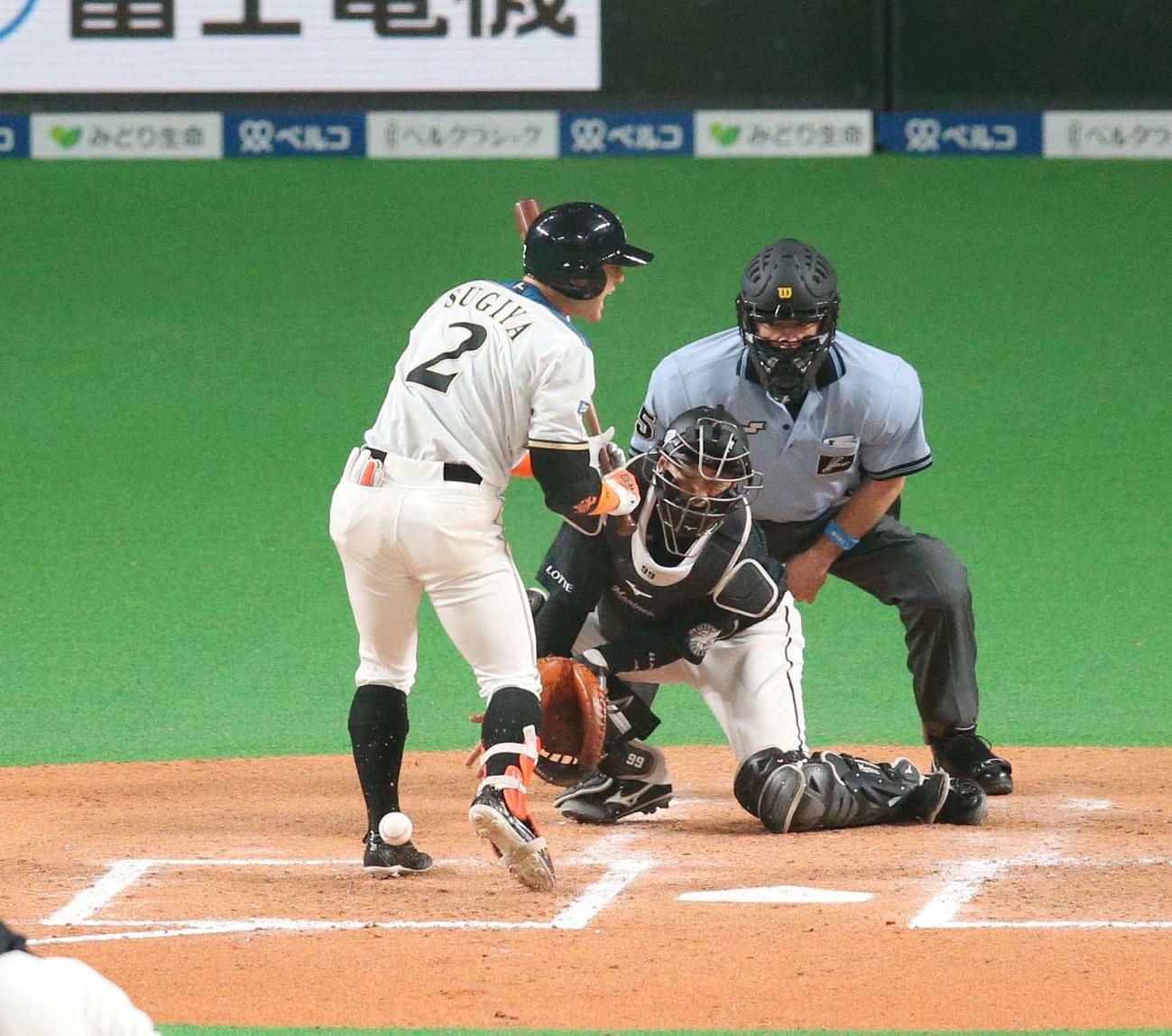 日本ハム対ロッテ　6回裏日本ハム2死満塁、押し出し死球をうける杉谷（2020年7月19日撮影）