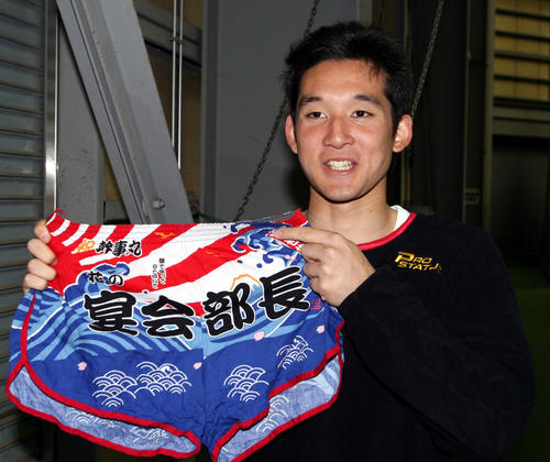 日本ハムの杉谷拳士内野手は「宴会部長」と描かれた勝負パンツを披露する（09年1月10日撮影）