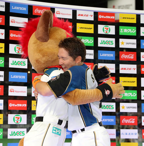 日本ハム対楽天　フレップと抱き合って喜ぶ日本ハム杉谷（19年4月25日撮影）　　
