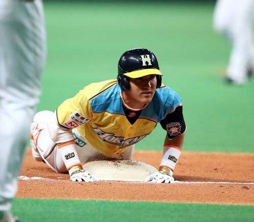 日本ハム対オリックス　1回裏日本ハム1死、三塁打を放ちヘッドスライディングする杉谷（17年5月21日撮影）