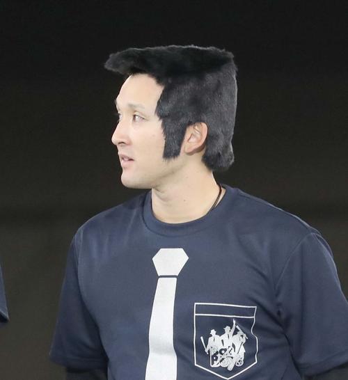 ファンフェスティバルでカツラ姿の杉谷拳士