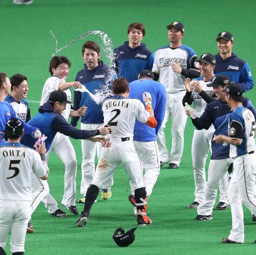 日本ハム対楽天　12回裏、サヨナラ打を放った杉谷（中央）はナインから水をかけられ祝福される（19年4月25日撮影）