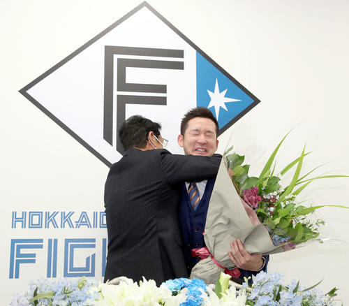 侍ジャパン栗山監督（左）から花束が贈られ涙する杉谷（撮影・佐藤翔太）