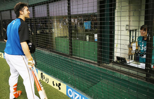 西武対日本ハム　試合前の打撃練習で恒例となったいじりアナウンスをしてくれた場内アナウンス担当の鈴木あずささん（右）にあいさつする日本ハム杉谷（16年7月27日撮影）
