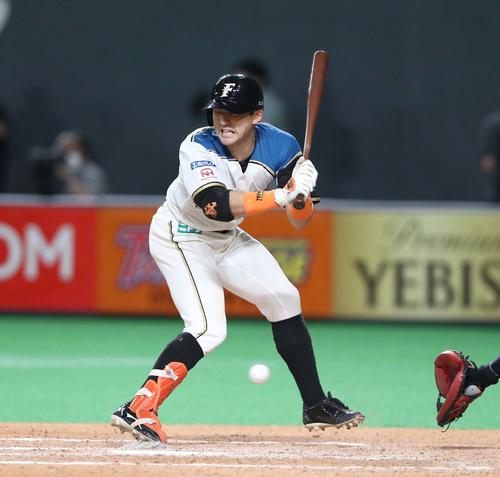 日本ハム対オリックス　8回裏日本ハム1死一、三塁、足に死球を受ける杉谷（2020年7月29日撮影）