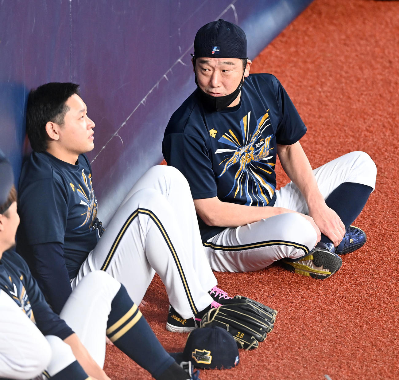 宮城大弥（左）と中嶋聡監督（2022年10月26日撮影）