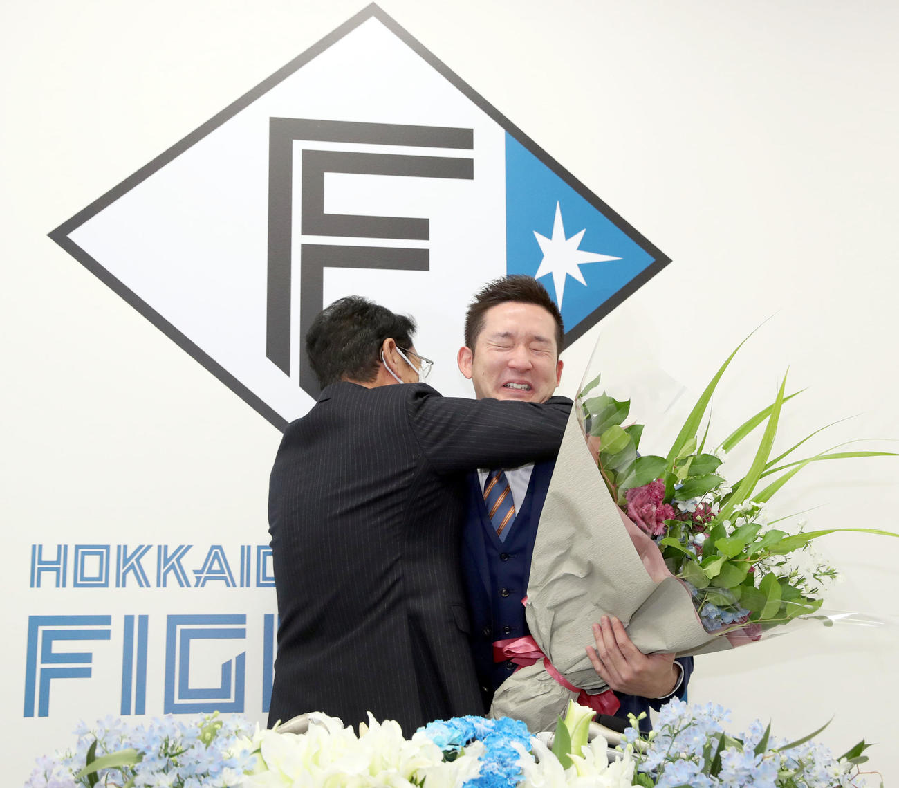 侍ジャパン栗山監督（左）から花束が贈られ涙する杉谷（撮影・佐藤翔太）