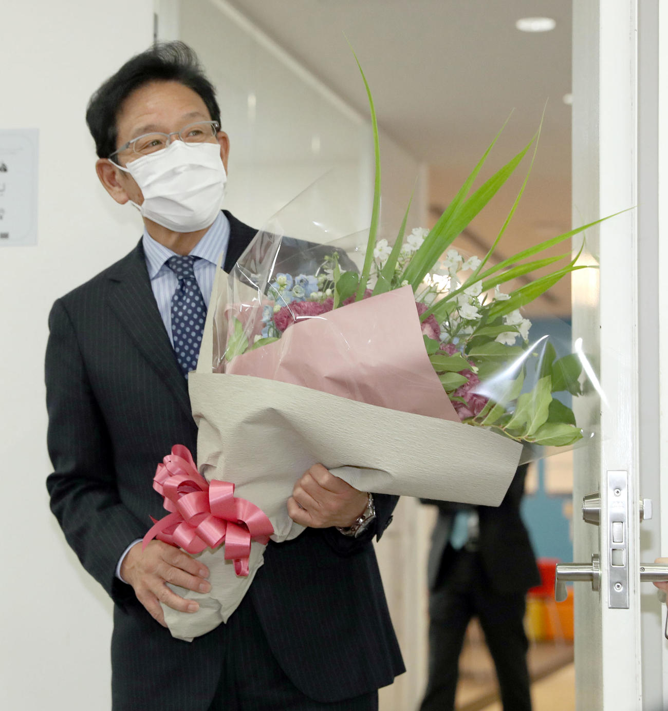 引退する杉谷へ花束を手渡しにきた侍ジャパン栗山監督（撮影・佐藤翔太）