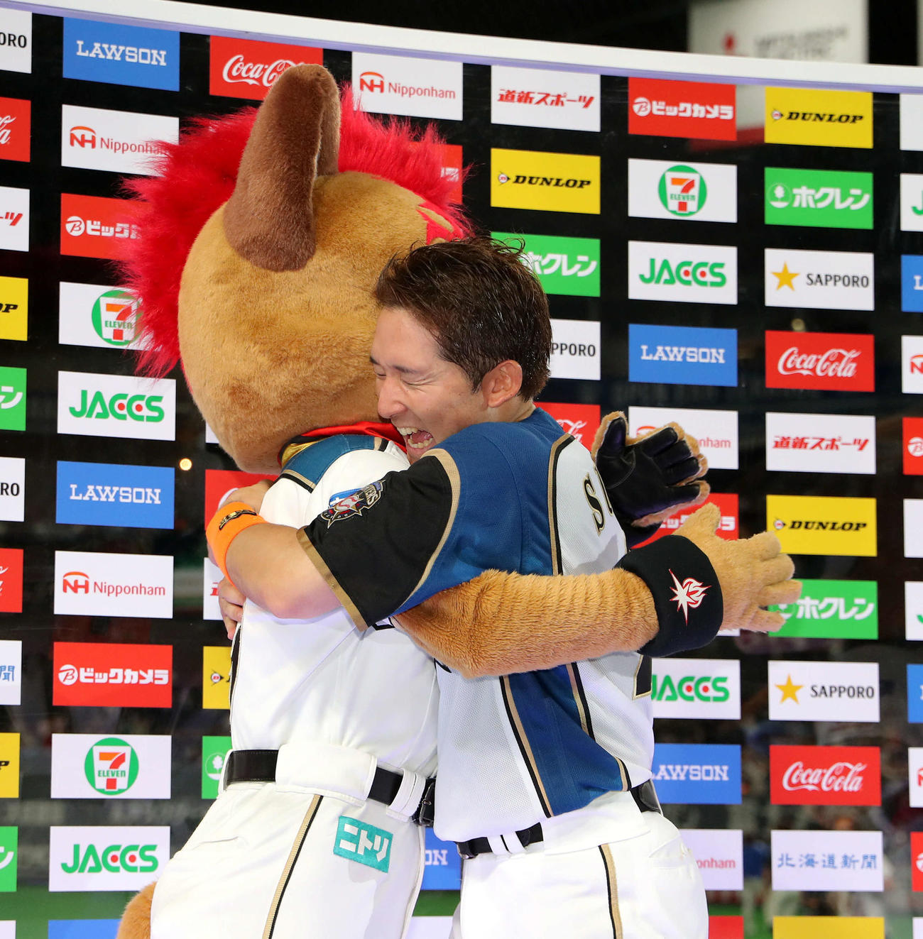 日本ハム対楽天　フレップと抱き合って喜ぶ日本ハム杉谷（19年4月25日撮影）　　