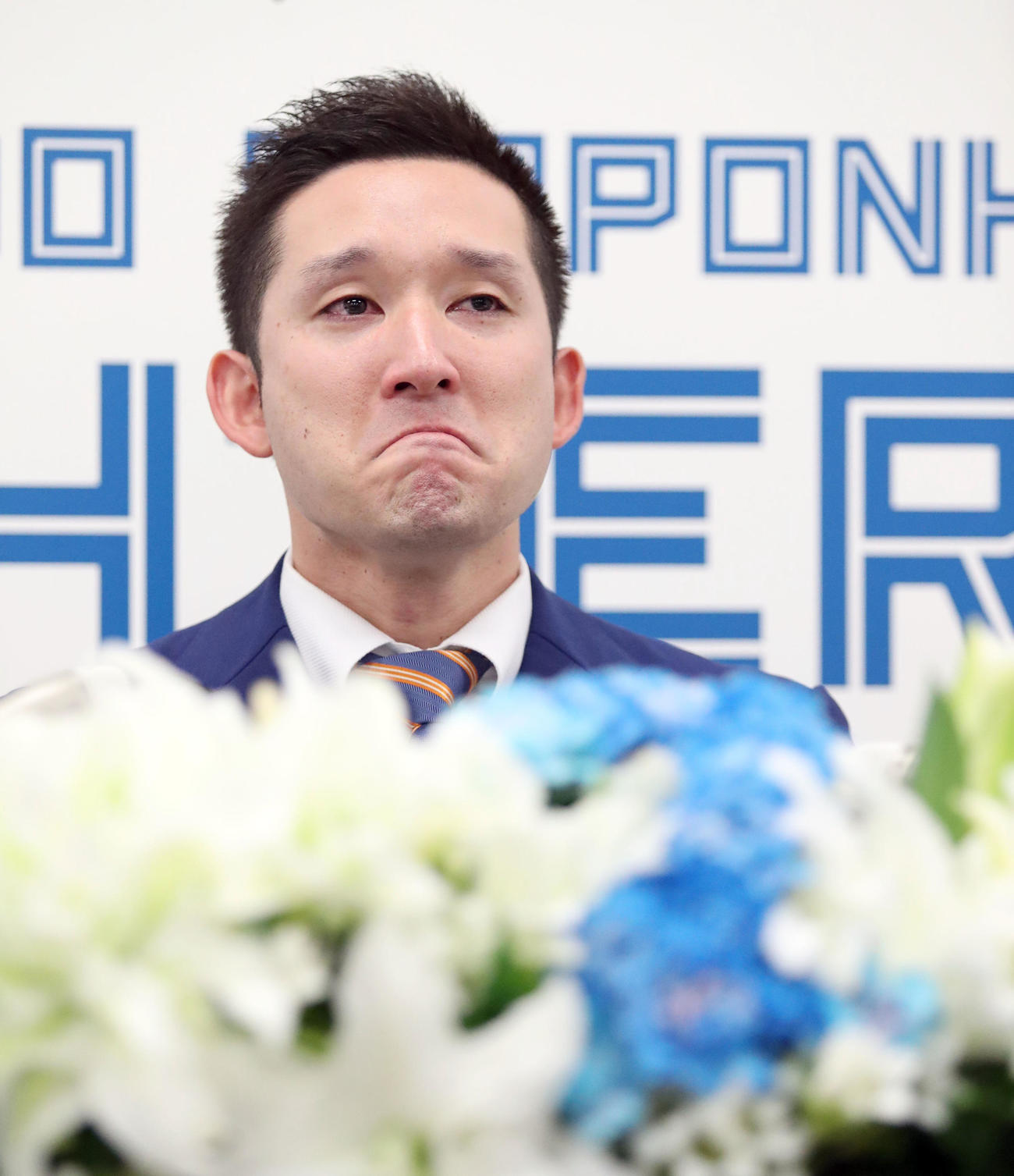 引退会見で涙する杉谷（撮影・佐藤翔太）
