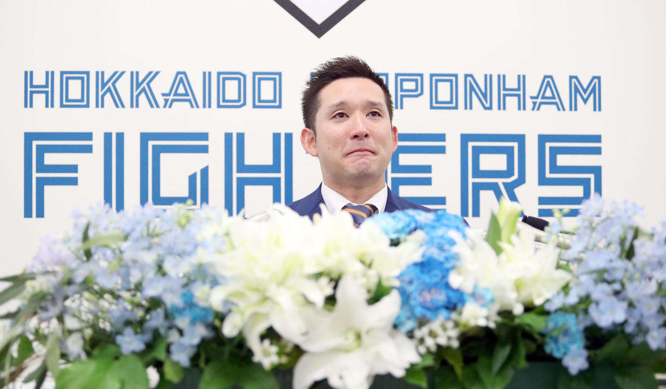 引退会見で涙する杉谷（撮影・佐藤翔太）