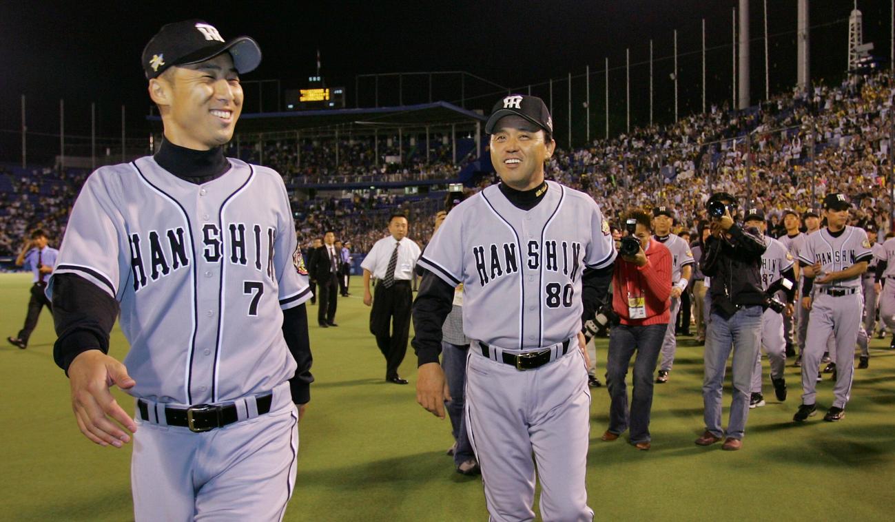 阪神今岡（左）と岡田彰布監督は笑顔でファンに優勝報告を行った（05年9月30日撮影）