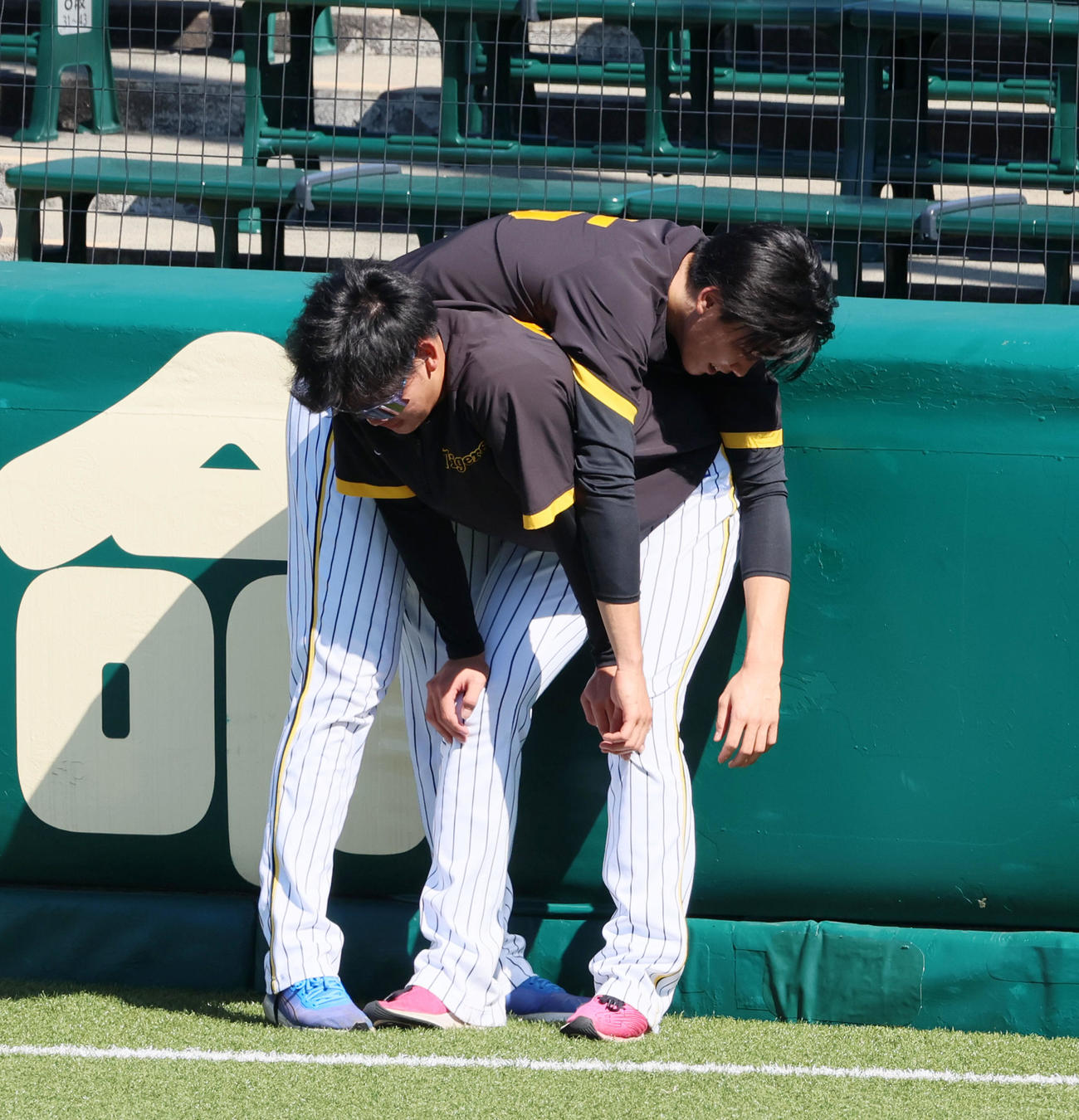 外野をランニングする湯浅（上）は休憩する及川の背中にもたれ掛かる（撮影・加藤哉）