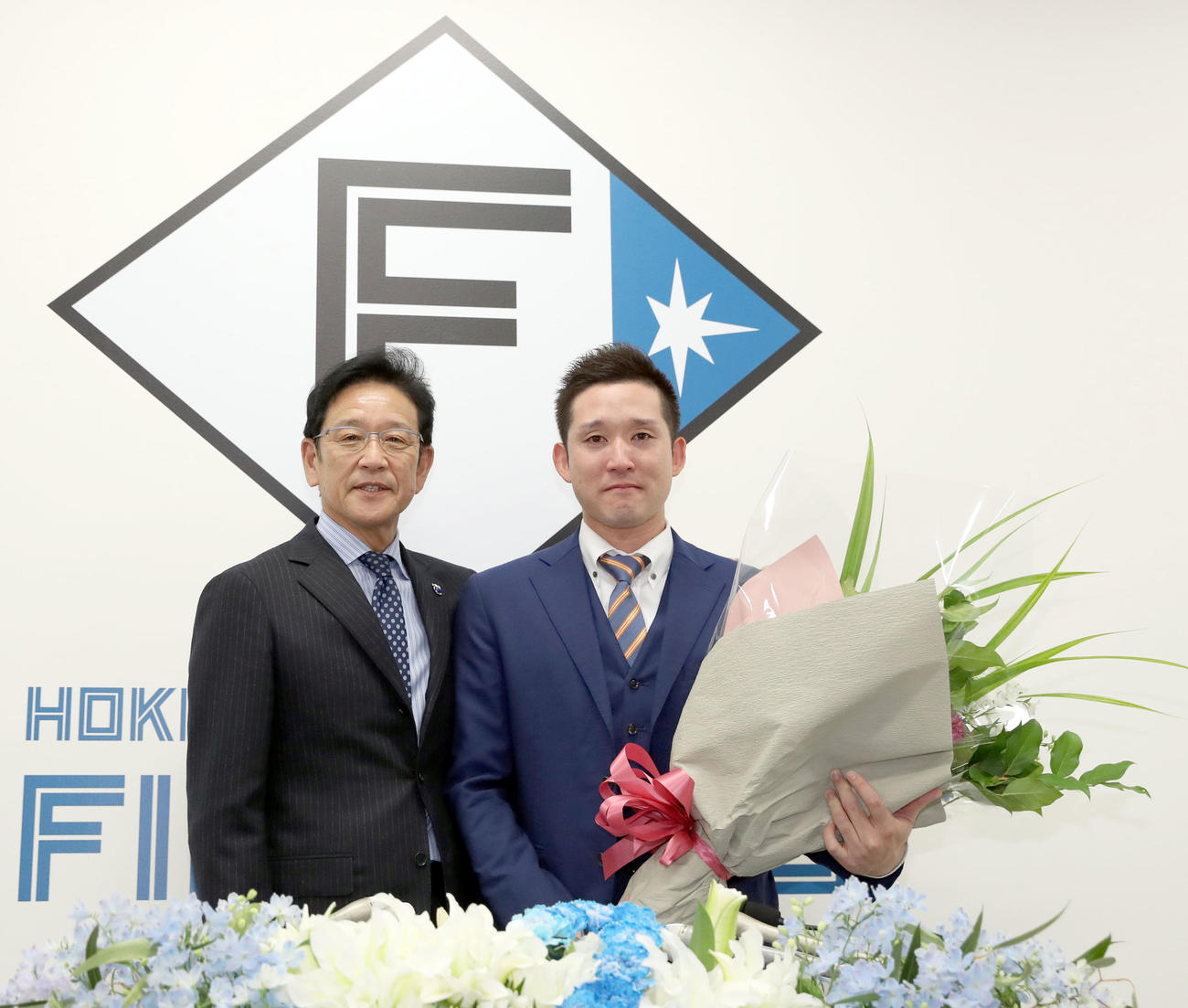 侍ジャパン栗山監督（左）と記念撮影をする杉谷（撮影・佐藤翔太）