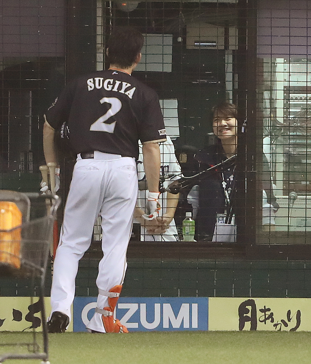 西武対日本ハム　試合前の打撃練習で恒例となったいじりアナウンスをしてくれたウグイス嬢の鈴木あずささん（右）にあいさつする日本ハム杉谷（16年9月28日撮影）