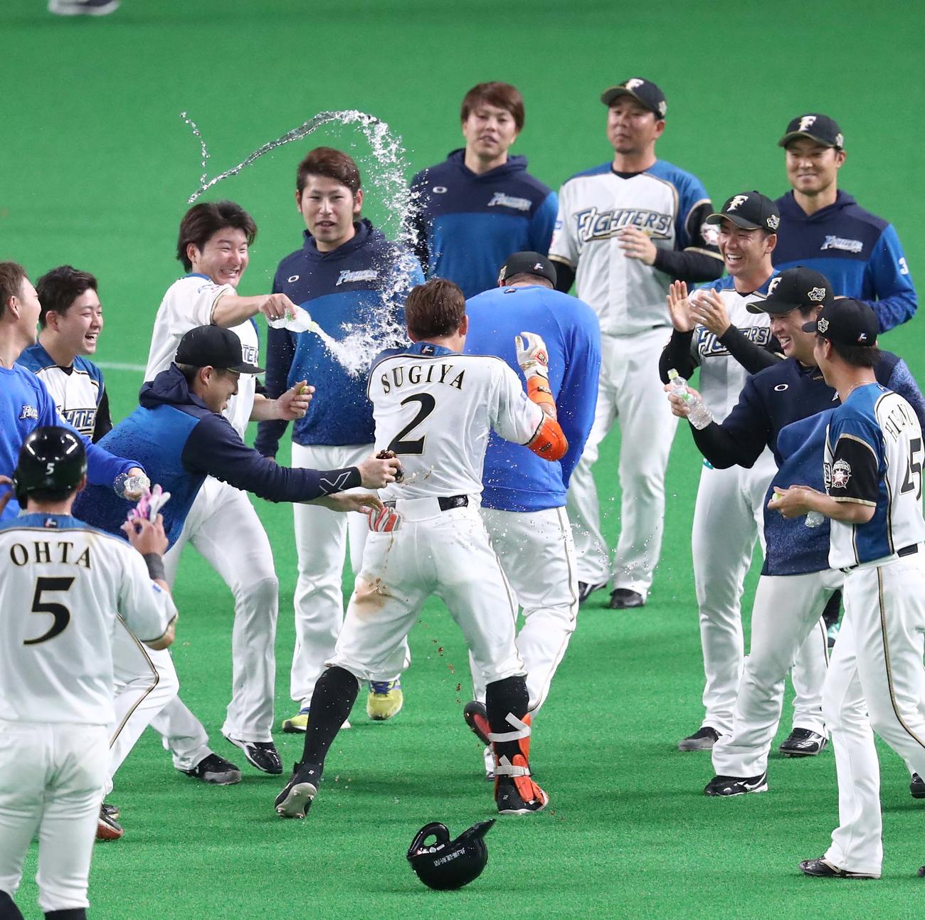 日本ハム対楽天　12回裏、サヨナラ打を放った杉谷（中央）はナインから水をかけられ祝福される（19年4月25日撮影）
