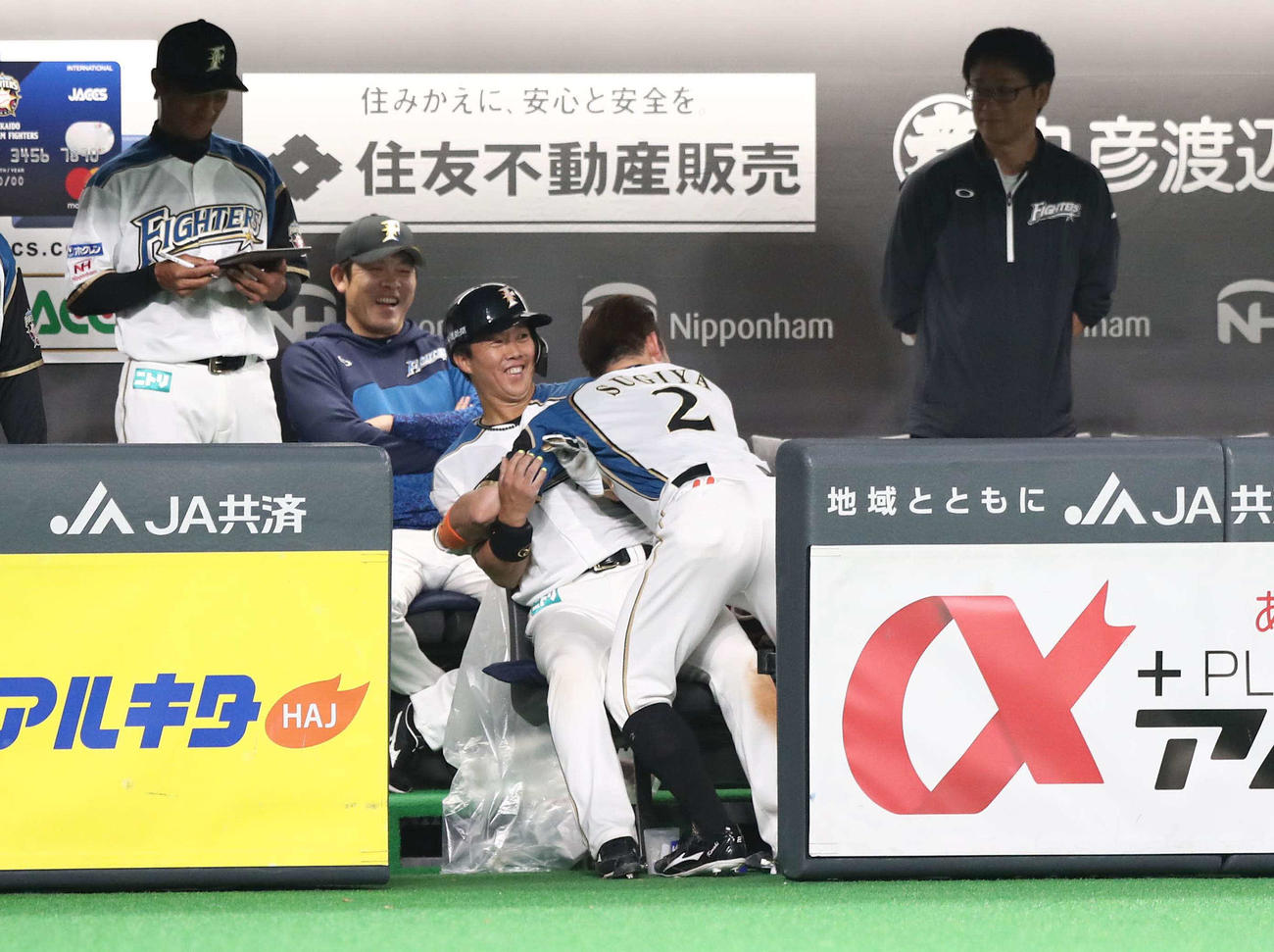 日本ハム対楽天　6回裏日本ハム2死二塁、右越え2点本塁打を放った杉谷は相手にしてくれないので自分で鶴岡に抱きつきにいく（19年5月23日撮影）