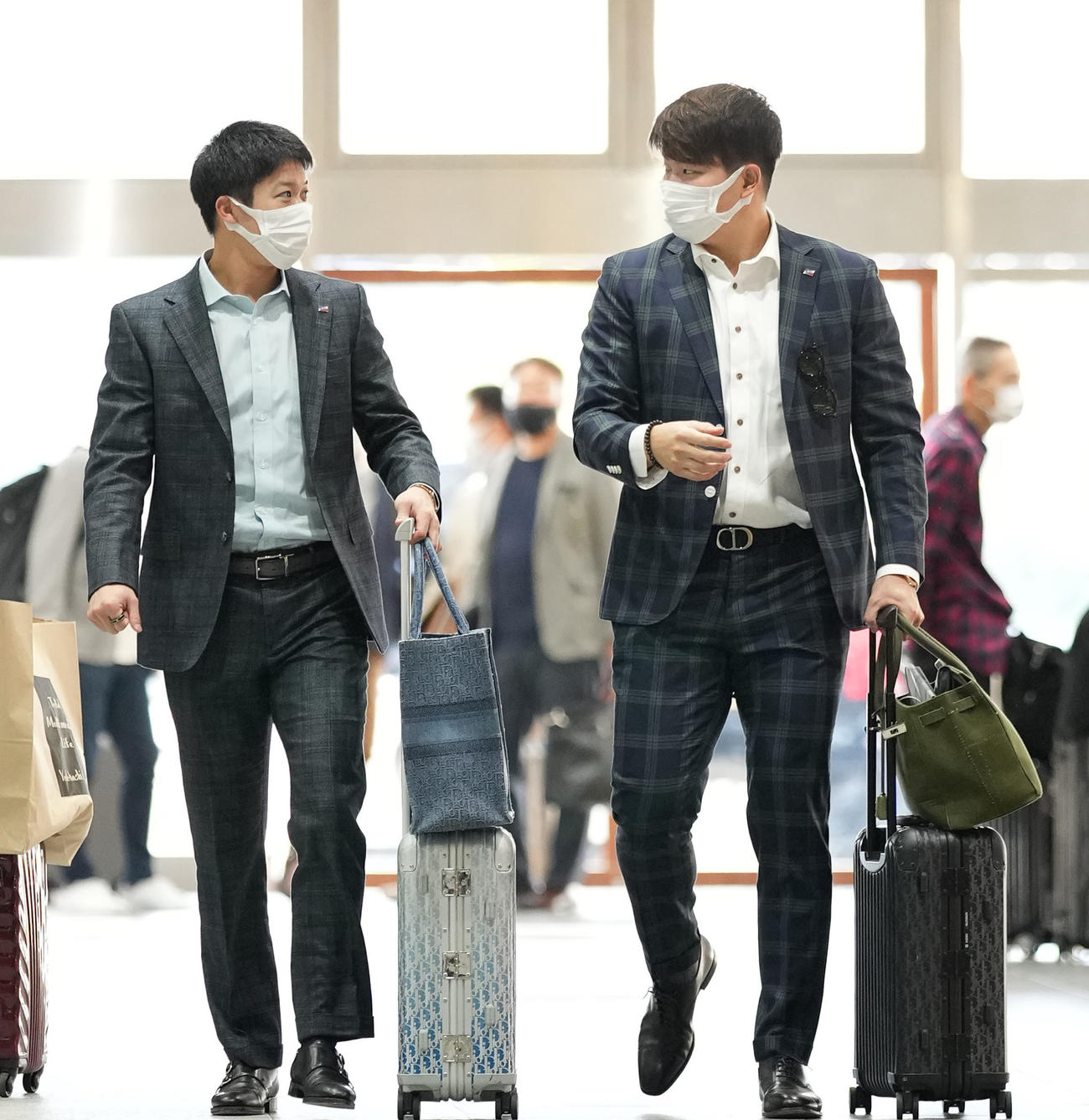 帰京するヤクルト村上（右）と山田（撮影・鈴木みどり）