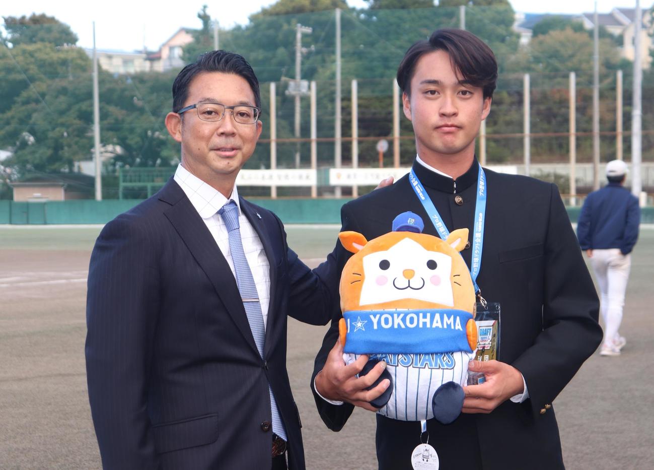 DeNAから指名あいさつを受けた慶大・橋本（右）は、八馬アマスカウトグループリーダーと記念撮影におさまる（撮影・阿部泰斉）