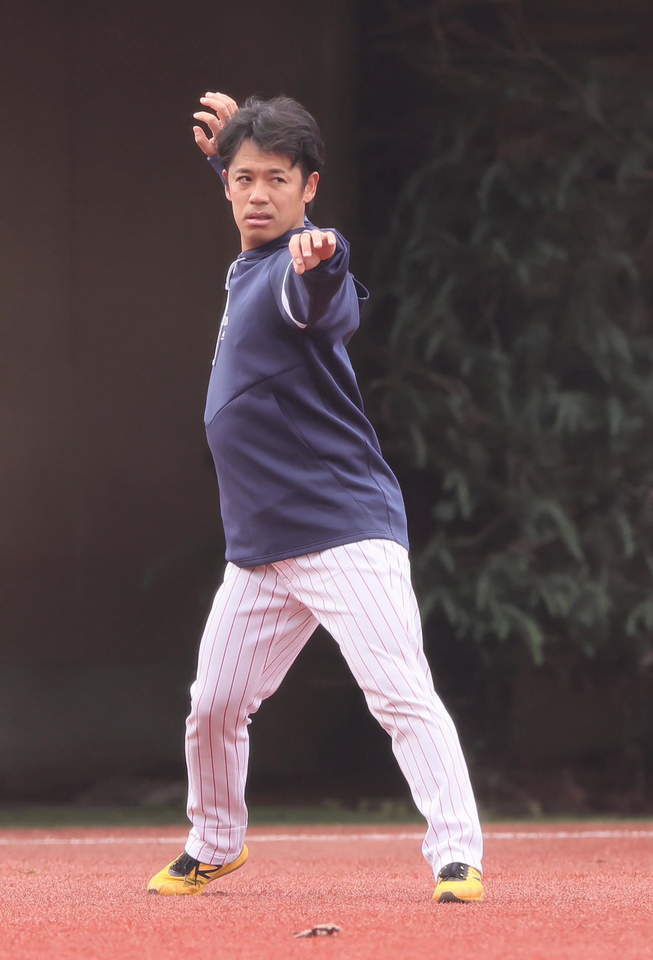 調整するヤクルト小川（撮影・足立雅史）