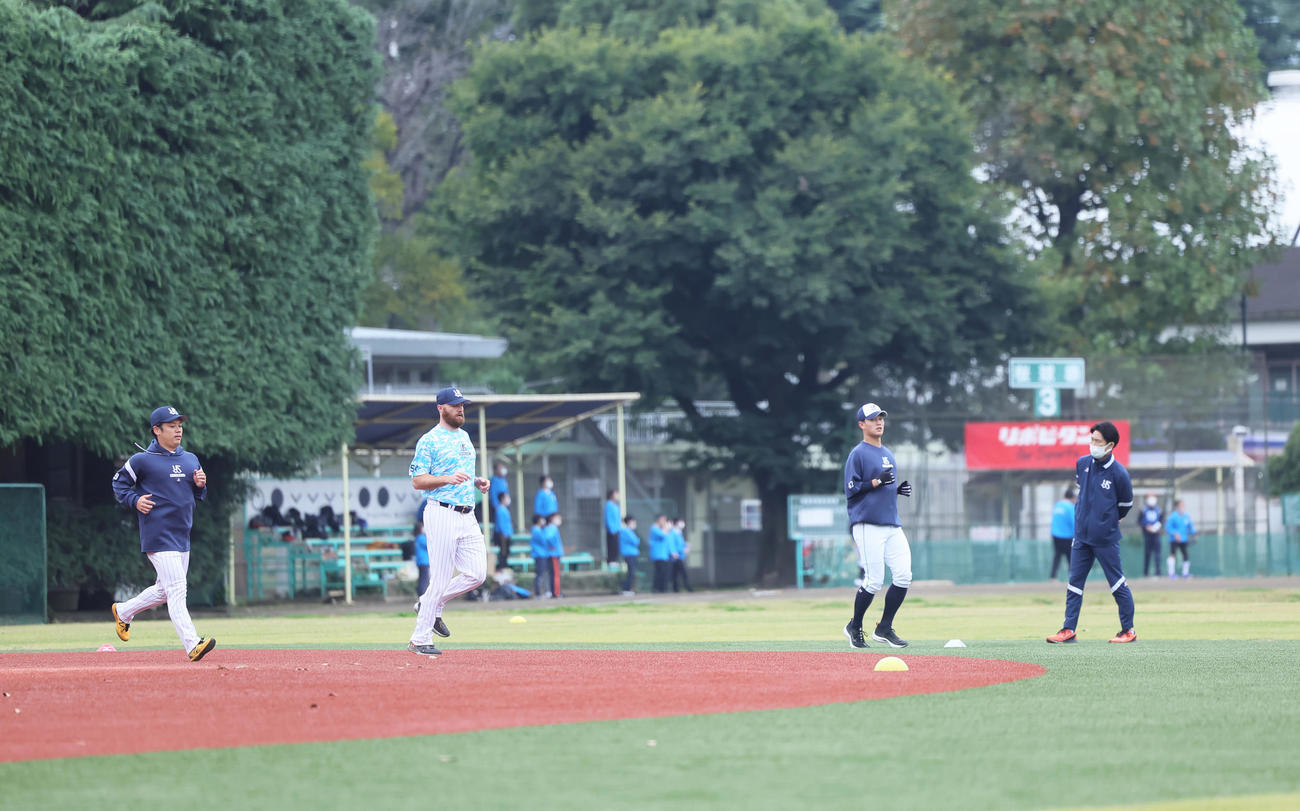 草野球を楽しむ人たちを横目に調整するヤクルトの、左から小川、サイスニード、高橋（撮影・足立雅史）