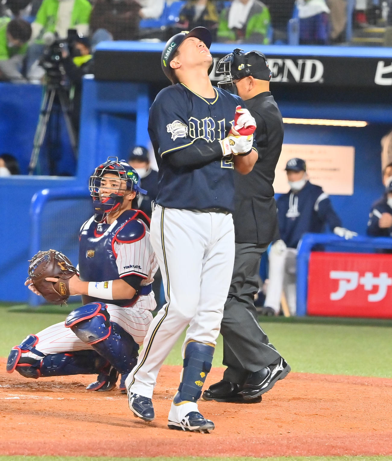 ヤクルト対オリックス　3回表オリックス無死、死球を受ける伏見（撮影・和賀正仁）