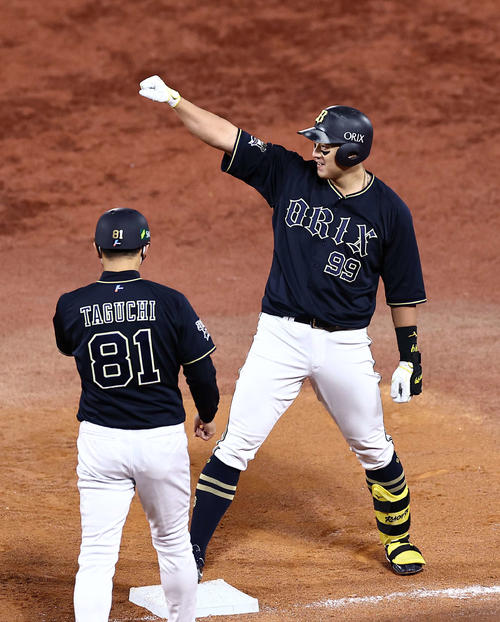 ヤクルト対オリックス 6回表オリックス2死一、二塁、杉本は右前に先制適時打を放ちガッツポーズをする(撮影・上田博志)