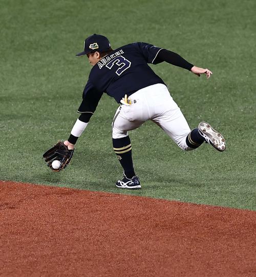 6回裏ヤクルト1死、安達は青木の二ゴロを軽快にさばく(撮影・上田博志)