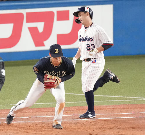 ヤクルト対オリックス 1回裏ヤクルト無死一塁、二ゴロ併殺に倒れる青木。一塁手太田(撮影・鈴木みどり)