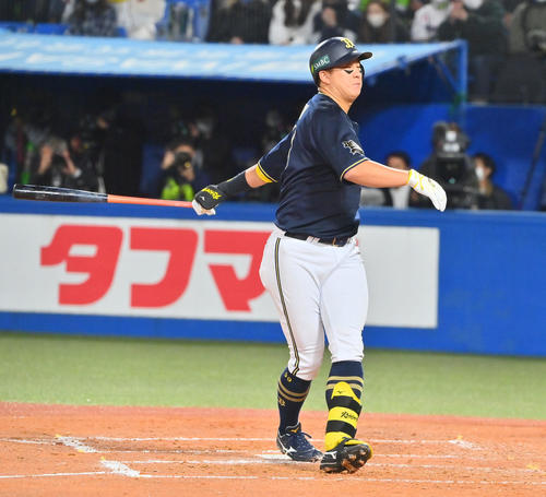 ヤクルト対オリックス 4回表オリックス2死、空振り三振を喫する杉本(撮影・和賀正仁)