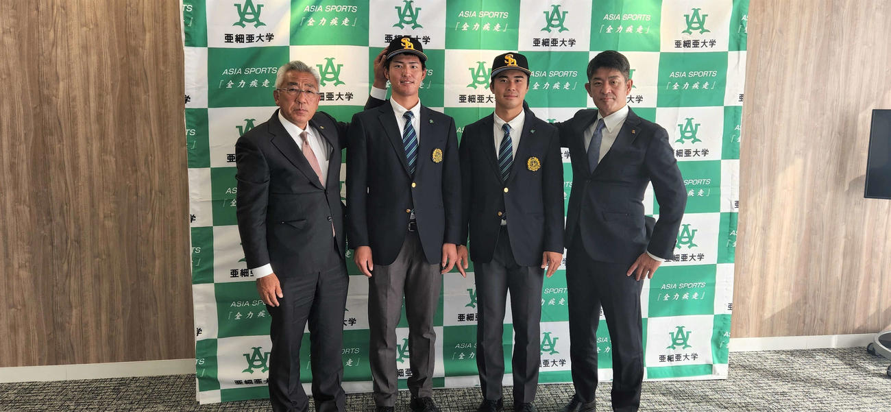 ソフトバンク指名あいさつを終え、笑顔で写真に写る（写真左から）ソフトバンク・宮田スカウト、亜大・重松、松本、ソフトバンク・福山アマスカウトチーフ（撮影・保坂淑子）