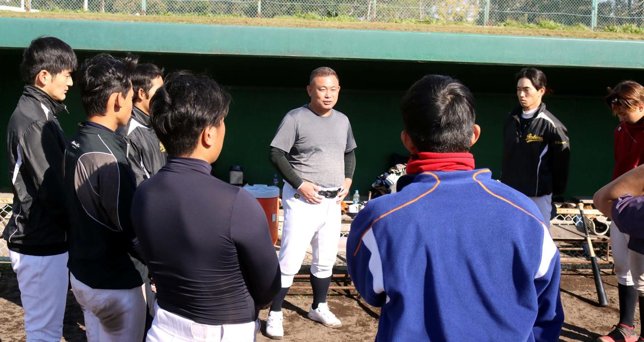 選手と話をする酪農学園大の横山監督（中央）（撮影・永野高輔）