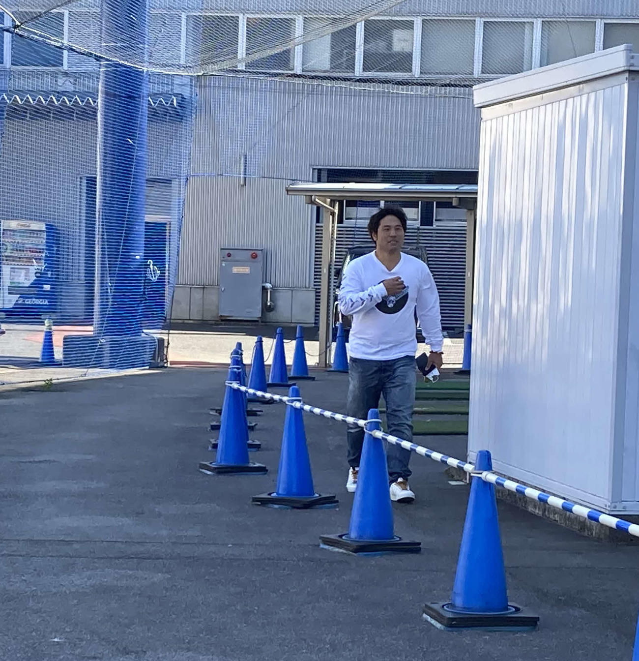 自主練習を終え、中日秋季練習開始前にナゴヤ球場を後にする平田