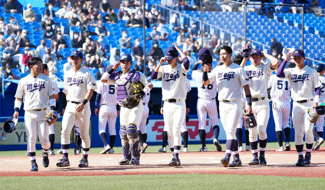 立大対明大　立大に勝利し、あいさつを終えた村松（左端）ら明大の選手たち（撮影・江口和貴）