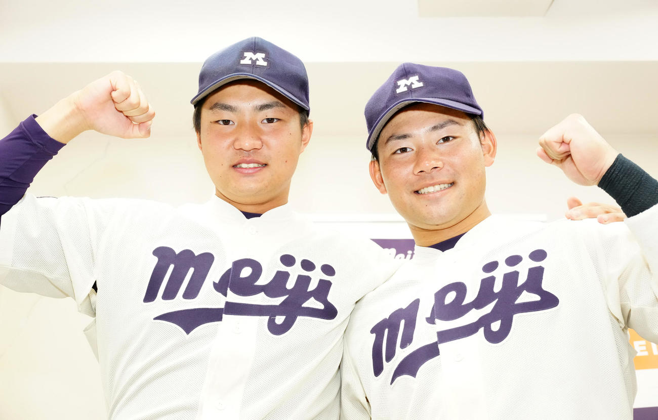立大対明大　試合後、ガッツポーズで写真に納まる明大・村松（右）と村田（撮影・江口和貴）