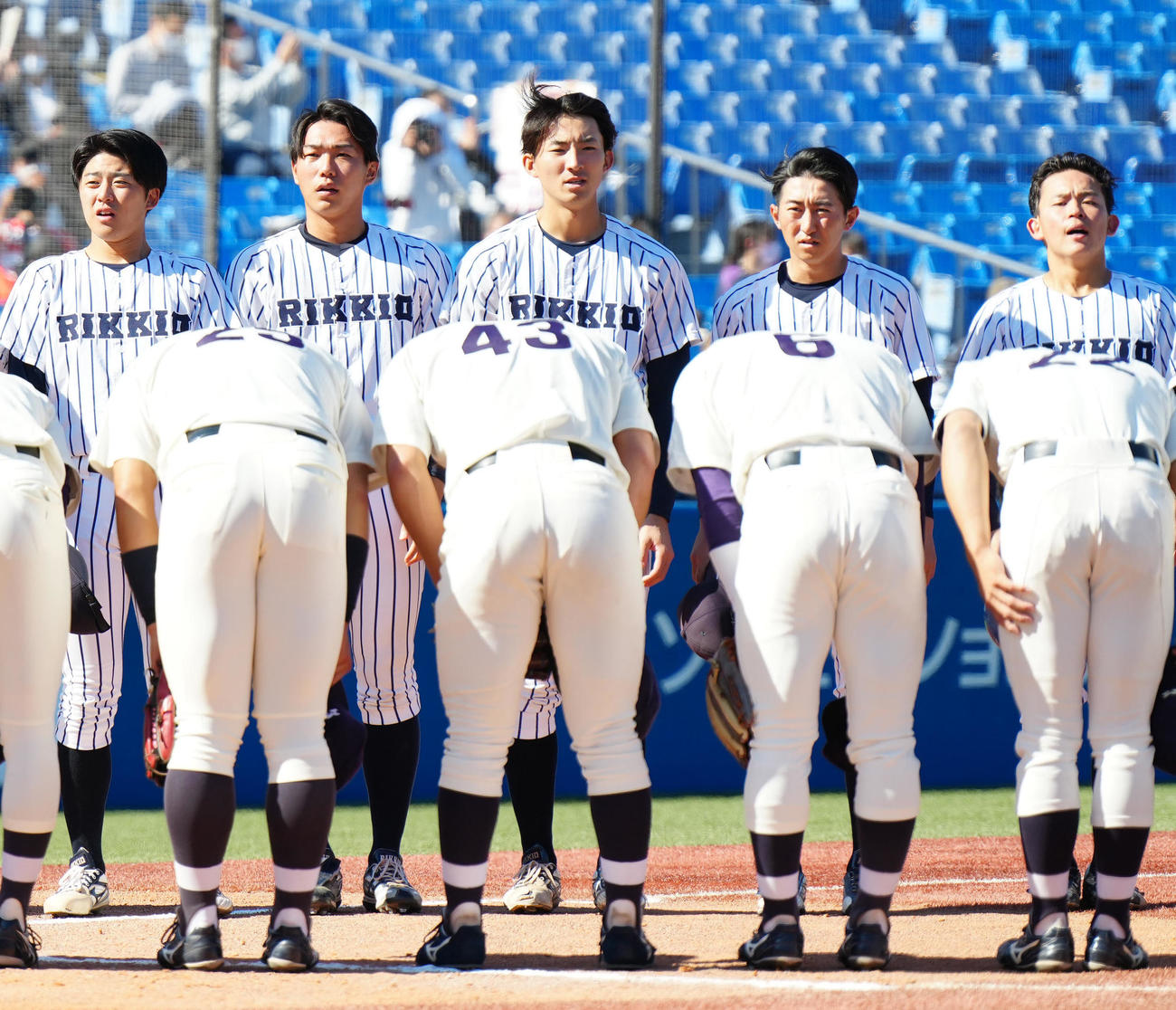 立大対明大　明大に敗れ、整列する荘司（中央）ら立大の選手たち（撮影・江口和貴）