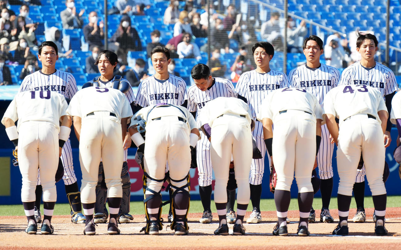 立大対明大　明大に敗れ、整列する荘司（右端）ら立大の選手たち。左端は主将の山田（撮影・江口和貴）