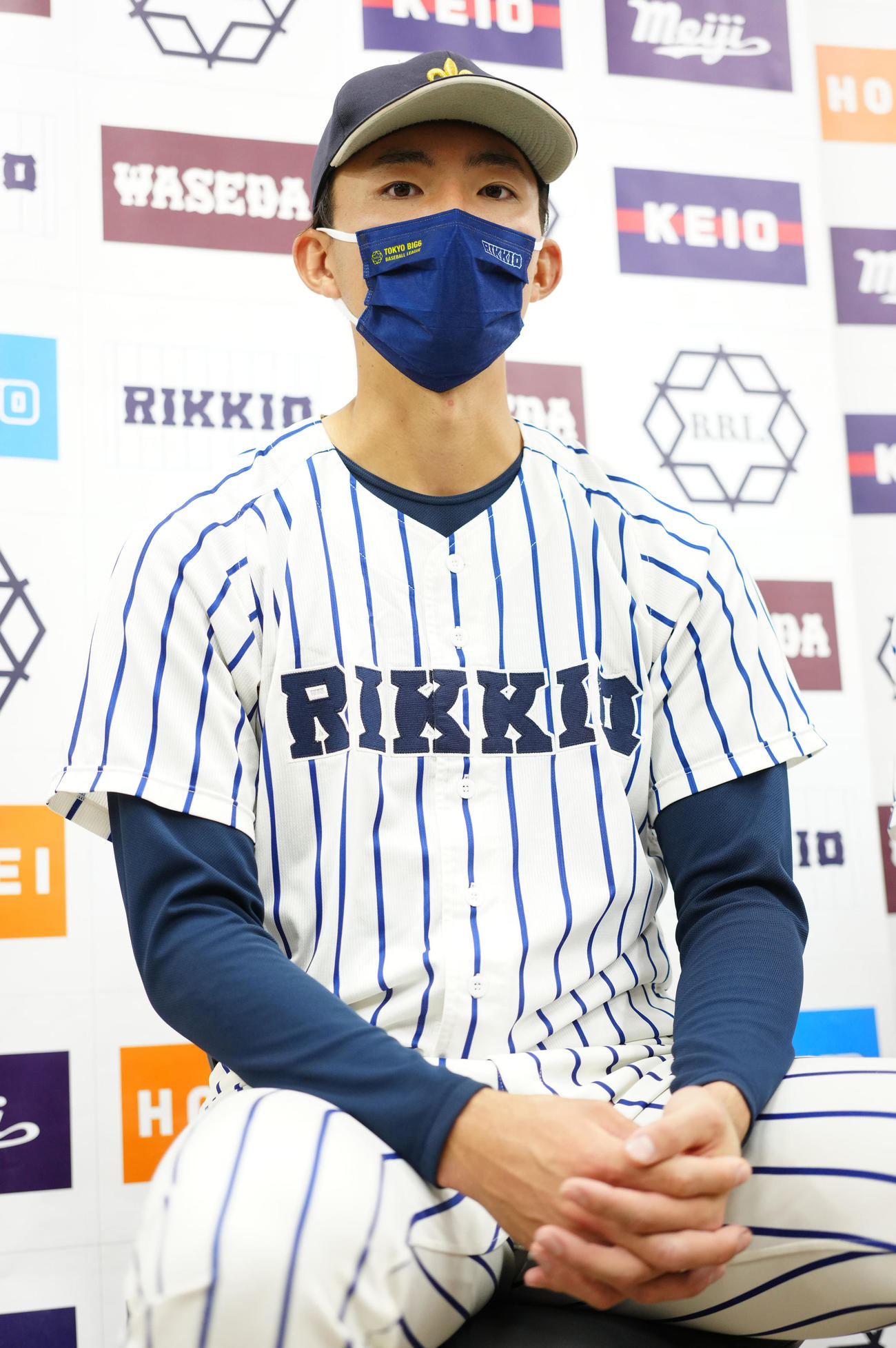 立大対明大　試合後、取材に応じる立大・荘司（撮影・江口和貴）