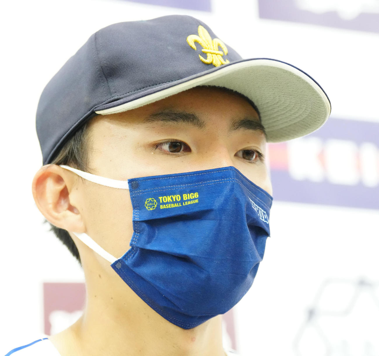 立大対明大　試合後、取材に応じる立大・荘司（撮影・江口和貴）