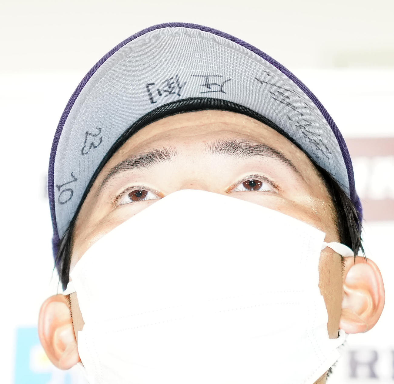 立大対明大　帽子のつばに「圧倒」と記す明大・村松（撮影・江口和貴）