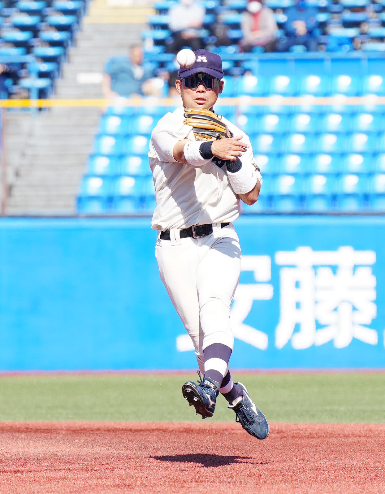 立大対明大　4回表立大1死塁、安藤碧のゴロを処理し、一塁へ送球する二塁手村松（撮影・江口和貴）